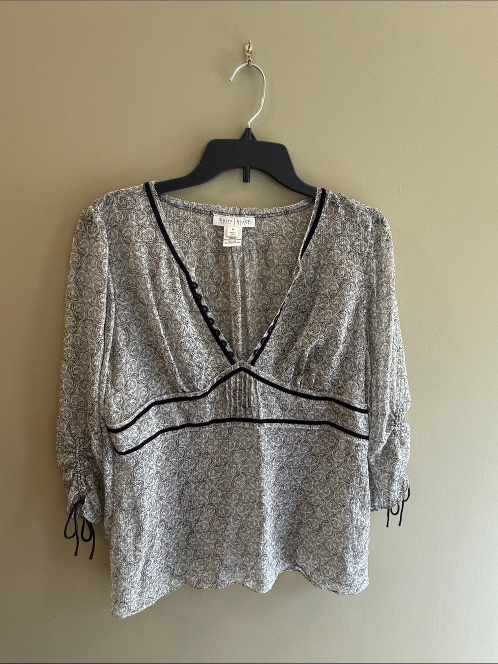 White House Black Market Black & White Printed V-Neck Blouse with Contrast Trim